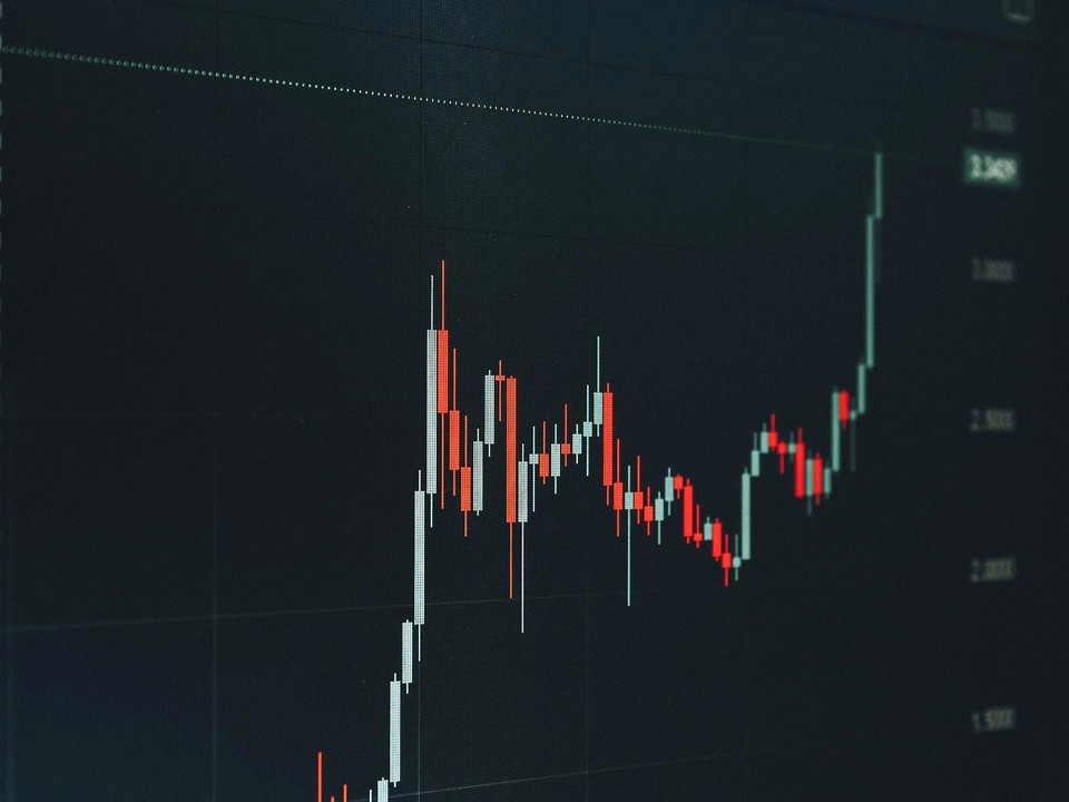 B2B 支付轨道升级后，商户该重新看到账时间 - 支付趋势分析与金融科技运营场景配图