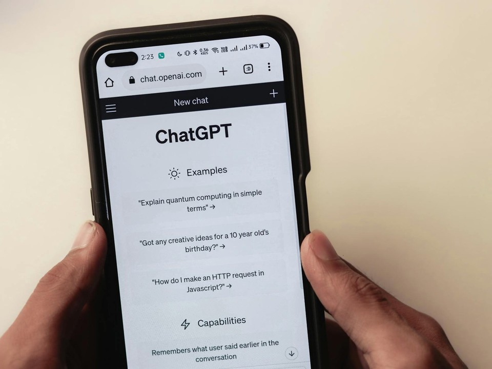 Mastercard 的企业支付动作，给 AI 商户提了个醒 - AI 支付产品、自动化运营和数据界面配图