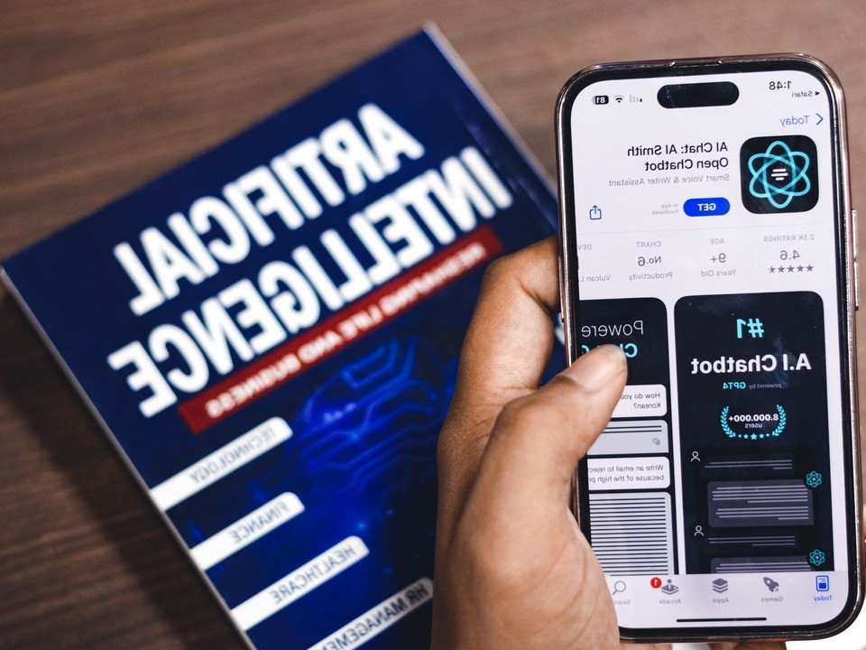 Block 把 AI 放进 Square，小商户工具开始主动提醒 - AI 支付产品、自动化运营和数据界面配图